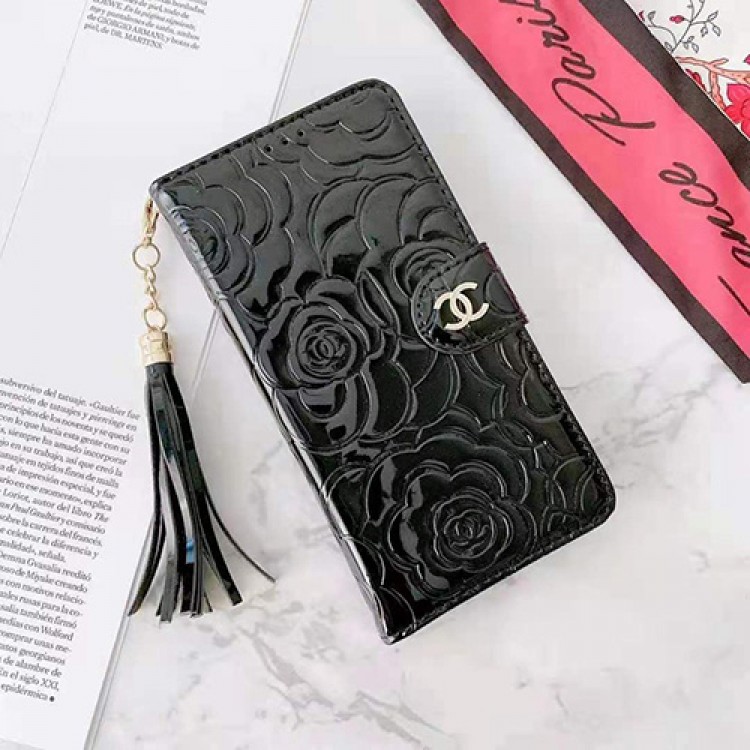 Chanel/シャネル エナメル アイフォン13/13pro/12pro max手帳型ケース ブランド タッセル付き レリーフプリント iPhone13/12/11pro maxレターケース 大人気 華奢感 レディース