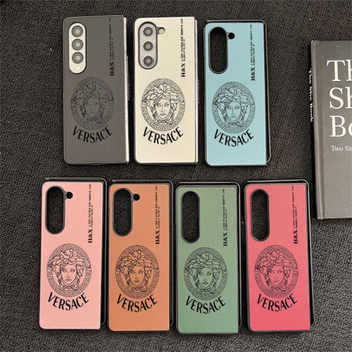 Versace ヴェルサーチgalaxy z flip5 6 7/z fold5 6 7ブランドケースコピーgalaxy z flip7 6 5 4 3 z fold5 6 7ハイブランドケースgalaxy z fold7 6 5/z fold4メンズレディースケース折りたたみ型ギャラクシーz flip 7 6 5/z flip4/z fold5 6 7 ケースメンズ