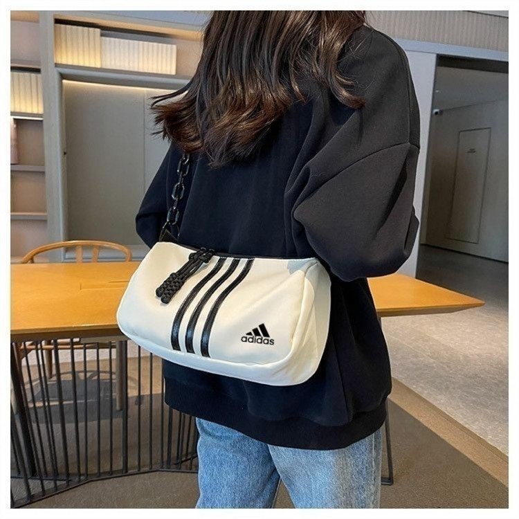 アディダス スリーストライプ クロスボディバッグ ブランドAdidas 肩掛けバッグ レディース ユニセックス ショルダーバッグ 高品質 丈夫 キャンバスバッグ スポーツバッグ