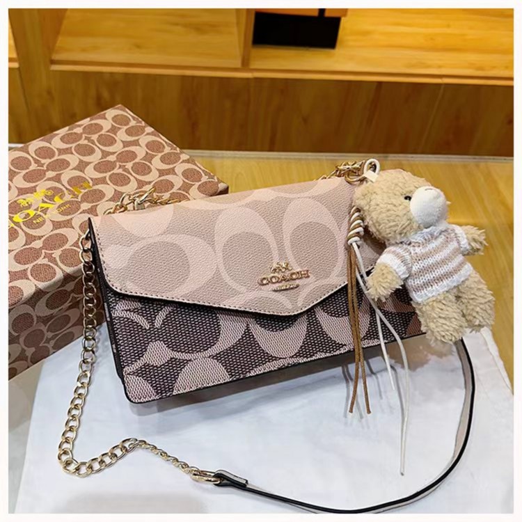 Coach コーチブランドショルダーバッグ 女性 ブランドチェーンバッグ 肩掛けバッグ ブランド男女兼用 ブランド斜め掛け 大容量 熊チャーム付き かわいい