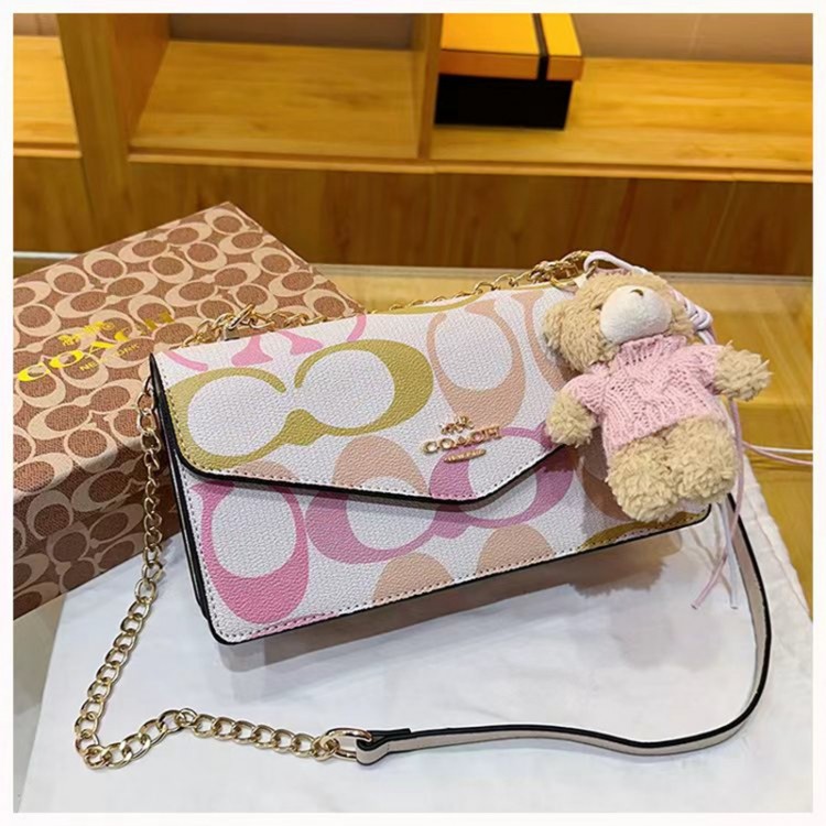 Coach コーチブランドショルダーバッグ 女性 ブランドチェーンバッグ 肩掛けバッグ ブランド男女兼用 ブランド斜め掛け 大容量 熊チャーム付き かわいい
