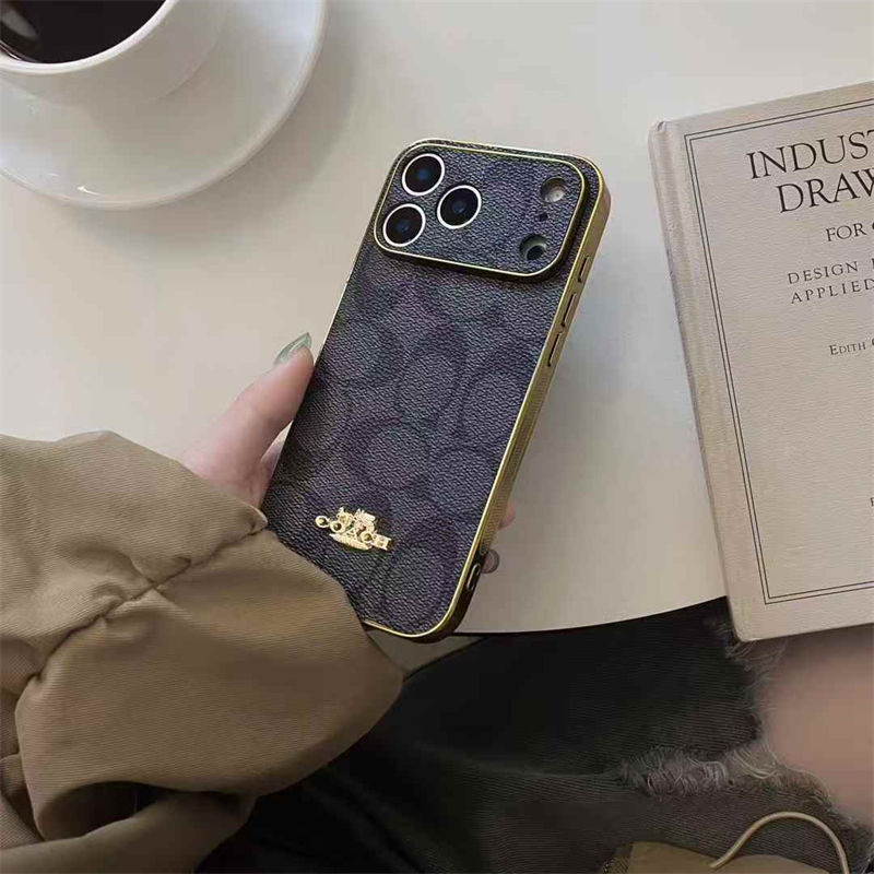 Coachアイフォン17pro /16/15プロ/14/13カバー