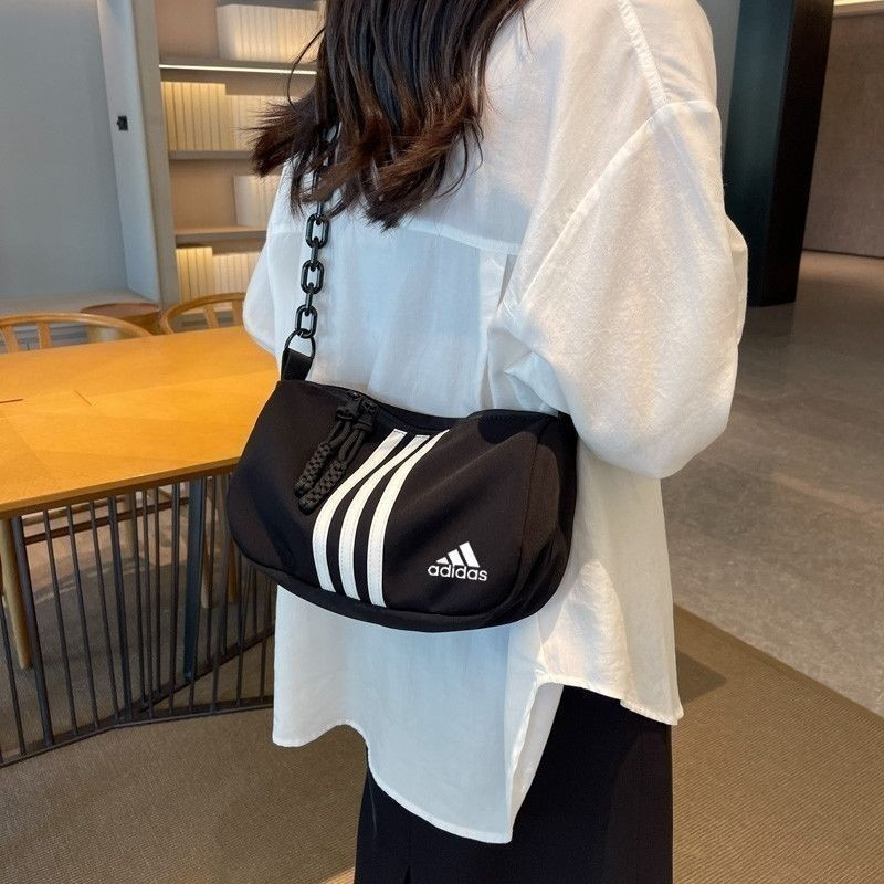 ブランドAdidas 肩掛けバッグ