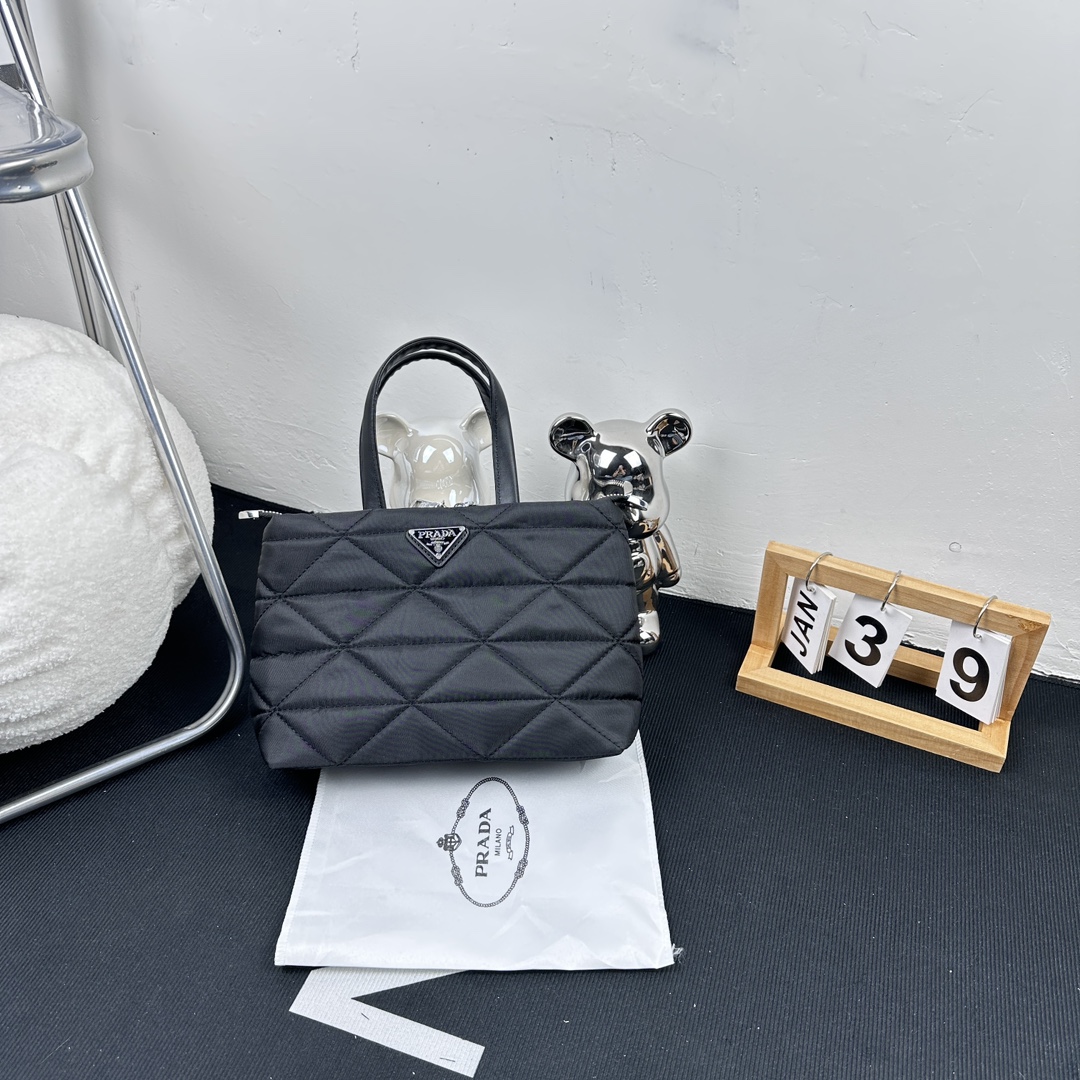 PRADAショルダーバッグ 軽量
